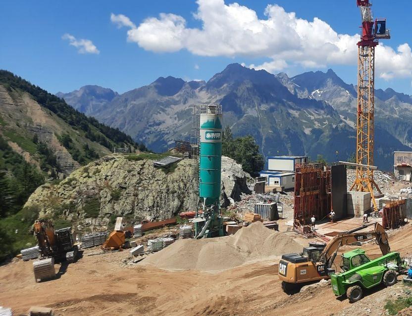 Production de mélange à béton sur un chantier en zone montagneuse