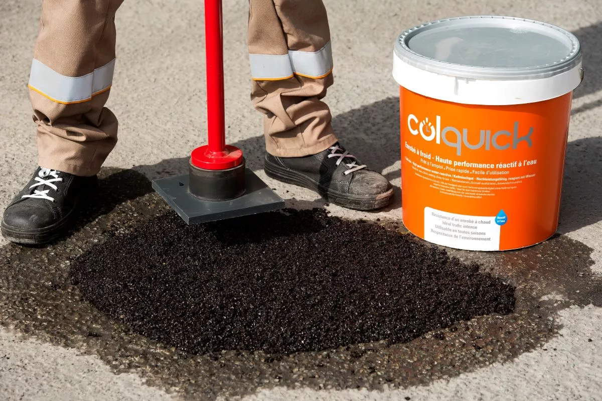 Homme qui entretien et répare la voirie avec le produit Colquick