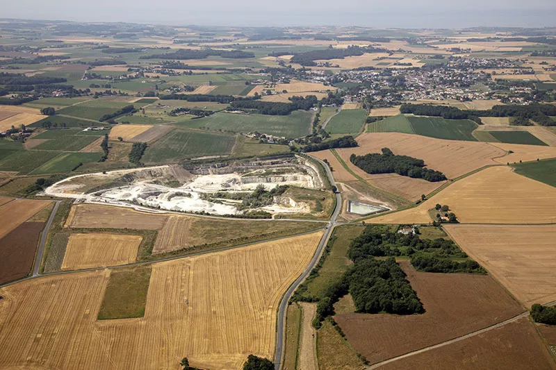 Vue aérienne de la carrière Nexstone de Grézac et de son environnement en Charente-Maritime