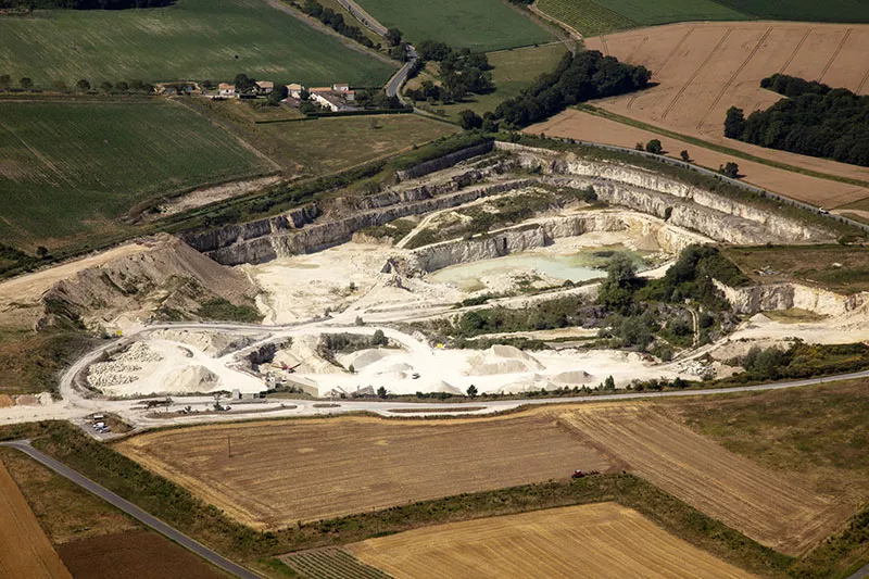 Vue aérienne de la zone d’extraction de calcaire de la carrière Nexstone de Grézac