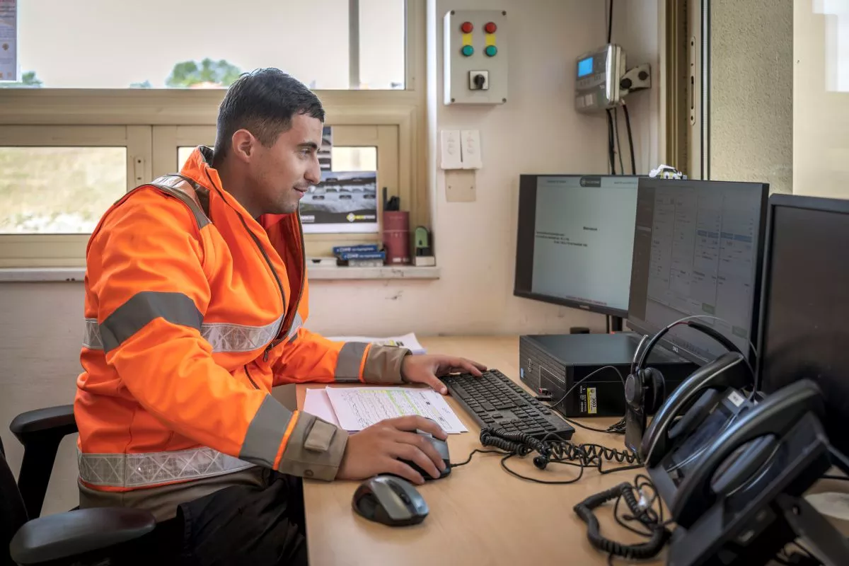 Collaborateur Nexstone dans un bureau face à l'ordinateur 