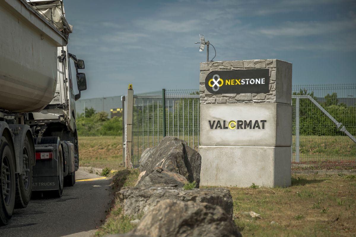 Panneaux en béton d'entrée sur un site Nexstone et Valormat