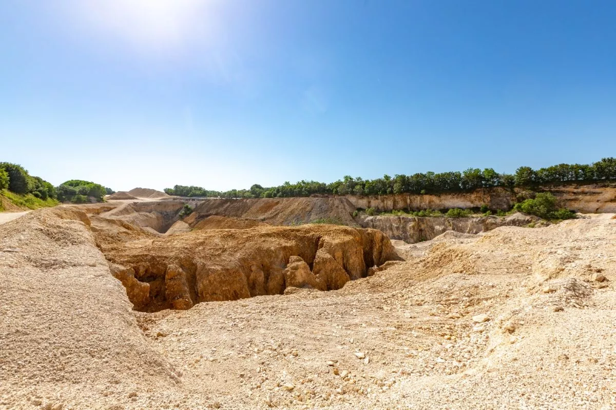 Zone d’extraction de calcaire de la carrière Nexstone d’Étalans dans le Doubs