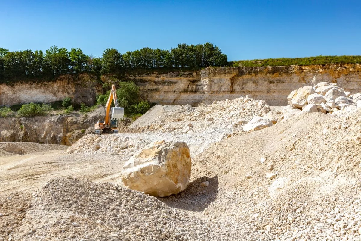 Extraction de blocs calcaires à la carrière Nexstone d’Étalans dans le Doubs