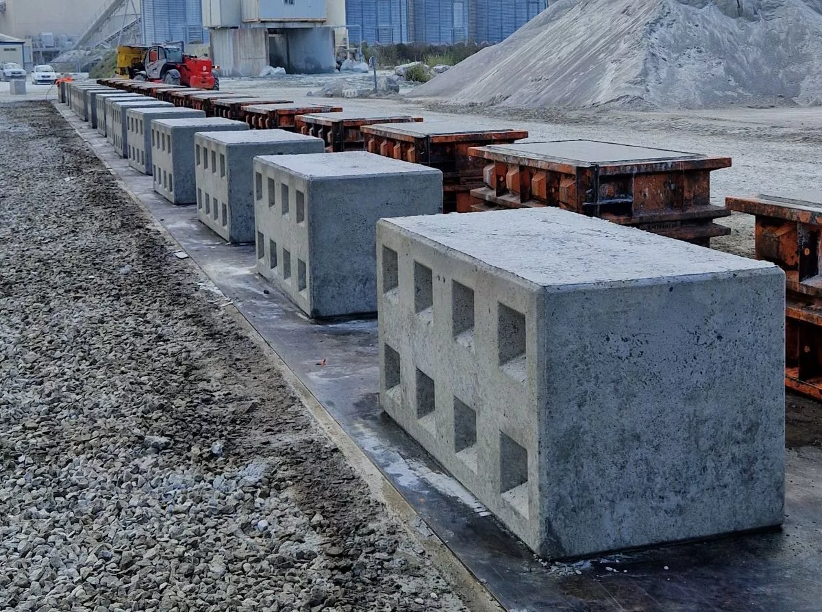 Brique en béton produit sur une carrière avec une usine de préfabrication