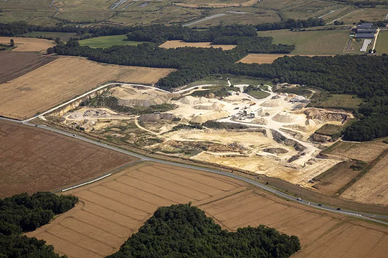 Vue aérienne de la carrière de calcaire Nexstone de Saint-Sornin en Charente-Maritime