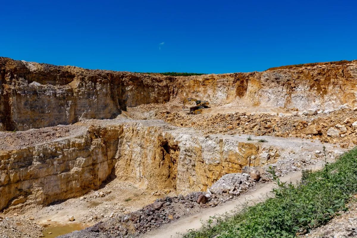 Fronts d’exploitation en gradins et roche calcaire à la carrière Nexstone de Scey-sur-Saône en Haute-Saône.