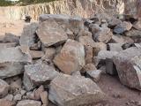 Blocs rocheux, vue rapprochée de matériaux minéraux de grande dimension utilisés pour les travaux de soutènement, d’aménagement paysager et d’ouvrages en génie civil.
