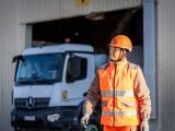 Collaborateur Nexstone en EPI sur plateforme industrielle avec camion pour logistique des matériaux.