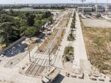 Chantier de la ligne 1 du tramway de Montpellier avec pose des rails et aménagement des infrastructures urbaines