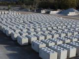 Blocs béton préfabriqués, appelé Nexbrick, alignés sur plateforme de matériaux, utilisés pour l’aménagement, le stockage et la construction d’infrastructures et d’ouvrages techniques