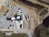 Site de Saint-Loup, vue aérienne d’une installation de production et de traitement de matériaux avec zones de circulation, équipements industriels et organisation des flux sur site d’exploitation.