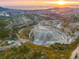 Carrière de Saint-Tronc, vue aérienne du site d’extraction en gradins avec pistes d’exploitation, zones de stockage et insertion dans un environnement périurbain.