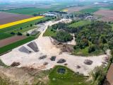 Plateforme Valormat de Bischoffsheim, site de valorisation de matériaux minéraux avec zones de stockage en tas, circulation d’engins et intégration dans un environnement agricole.
