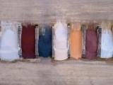 Stockage de granulats minéraux recyclés triés par couleur, destinés à l’aménagement paysager, aux revêtements décoratifs et aux projets d’infrastructure