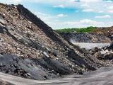Stock de matériaux issus de la déconstruction de chaussées, valorisés pour les travaux routiers et l’aménagement d’infrastructures