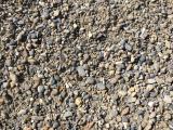 Tout-venant, vue rapprochée de mélange de granulats de différentes tailles, utilisé pour les couches de fondation en voirie et les travaux d’aménagement.
