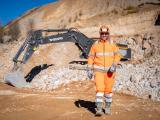 Collaborateur Nexstone en carrière avec pelle mécanique pour extraction et production de granulats.