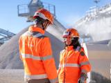 Collaborateurs Nexstone en carrière avec EPI échangeant sur site de production de granulats.