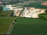 Carrière de Saint-Porchaire vue aérienne avec zones d’extraction et bassins pour production de granulats.