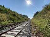 Infrastructure ferroviaire en milieu naturel avec lit de ballast, garantissant la durabilité et la performance des voies.