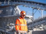 Collaborateur Nexstone en site de production de granulats avec équipements de sécurité, au sein d’une installation industrielle.