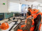 Poste de contrôle industriel à Vendargues avec collaborateurs Nexstone supervisant la production de matériaux sur écrans.