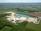 Carrière de granulats Nexstone à Saint-Sornin vue aérienne avec zone d’extraction, plan d’eau et environnement agricole en Charente-Maritime