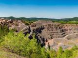 Vue panoramique de la carrière de Trapp à Raon-l’Étape dans les Vosges, exploitée par NEXSTONE pour la production de granulats ferroviaires et routiers.