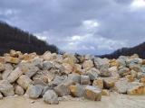 Blocs d’enrochement extraits de la carrière de Génissiat, utilisés pour les travaux de soutènement, d’aménagement paysager et de protection des infrastructures.