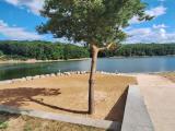 Vue de la plage aménagée du lac de Pont-et-Massène réalisée avec un sable lavé issu de la valorisation de matériaux locaux
