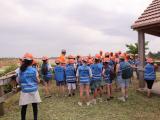 Visite d'élèves sur la carrière de Bainville, accompagnés d'encadrants et équipés de casques et de gilets de sécurité pour découvrir le site d'exploitation.