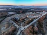 Vue aérienne d'un site d'exploitation de matériaux minéraux avec zones d'extraction et engins de chantier pour l'approvisionnement en granulats.