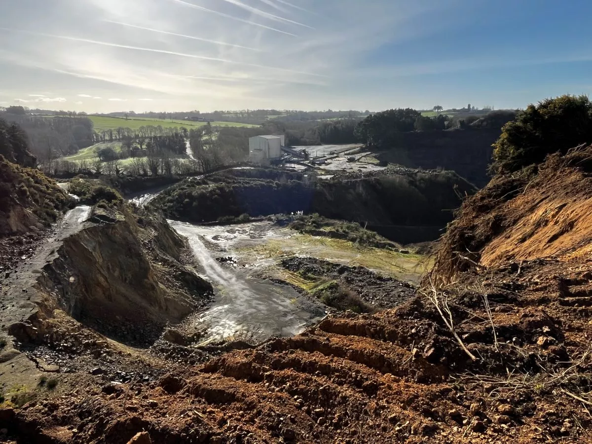 Vue d’ensemble de la carrière Nexstone de Mantallot avec zone de stockage de déblais inertes et aménagement du site