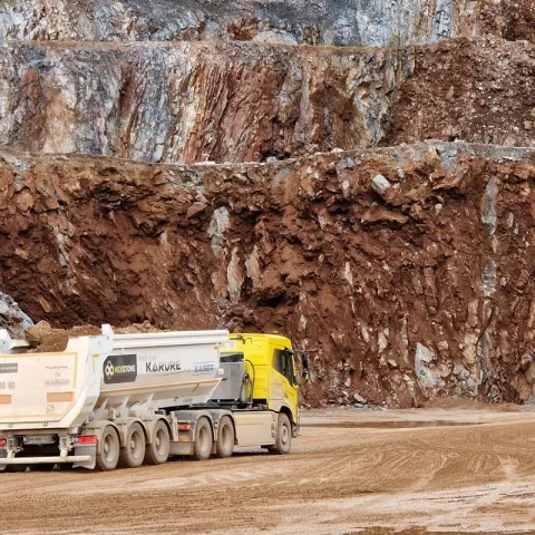 Illustration of Camion électrique en carrière : mise en œuvre et résultats sur le site Nexstone Les Aires