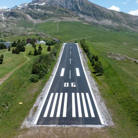 Illustration of À l’Alpe d’Huez, la piste de l’altiport rénovée avec les granulats de la carrière d’Auris-en-Oisans